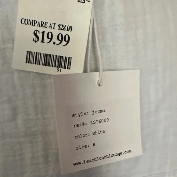 beachlunchlounge White Button-Down Women's Shirt - Picture 6 of 9